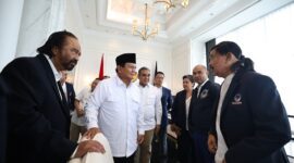 Ketua Umum Partai NasDem Surya Paloh memberikan selamat secara langsung kepada Prabowo Subianto. (Dok. Tim Meida Prabowo)