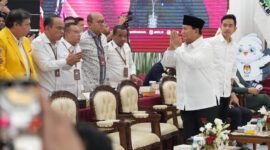 Prabowo Subianto bersama Gibran Rakabuming Raka saat enghadiri penetapan presiden dan wakil presiden terpilih di Komisi Pemilihan Umum (KPU) RI di Jakarta, Rabu (24/4/2024). (Instagram.com/@sufmi_dasco)
