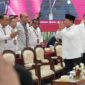 Prabowo Subianto bersama Gibran Rakabuming Raka saat enghadiri penetapan presiden dan wakil presiden terpilih di Komisi Pemilihan Umum (KPU) RI di Jakarta, Rabu (24/4/2024). (Instagram.com/@sufmi_dasco)