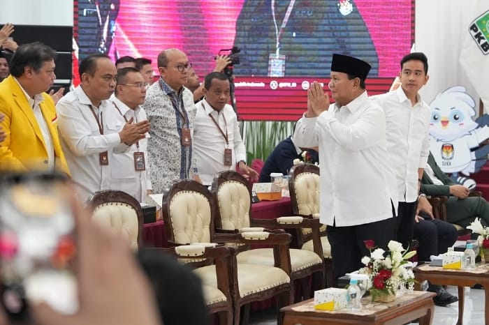 Prabowo Subianto bersama Gibran Rakabuming Raka saat enghadiri penetapan presiden dan wakil presiden terpilih di Komisi Pemilihan Umum (KPU) RI di Jakarta, Rabu (24/4/2024). (Instagram.com/@sufmi_dasco)