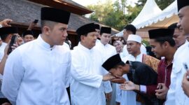 Menteri Pertahanan dan presiden terpilih 2024-2029 Prabowo Subianto melaksanakan ibadah salat Idul Fitri 1445 H di Masjid Nurul Wathon. (Dok. Tim Media Prabowo)