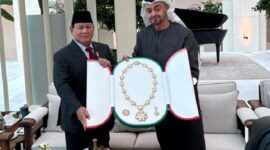 Menteri Pertahanan RI Prabowo Subianto menerima anugerah 'Zayed Medal' dari Presiden Uni Emirat Arab (UAE), Yang Mulia Syekh Mohamed bin Zayed Al Nahyan (MBZ).. (Dok. Tim Media Prabowo)
