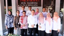 Foto : Prof Amilin Komisioner BNSP dalam kegiatan Monitoring dan Evaluasi pelaksanaan Uji Kompetensi Angkatan ke-3, sekaligus membuka acara kegiatan Uji Sertifikasi Kompetensi bagi para peserta yang telah mengikuti program Upskilling dan Reskilling berstandar industri yang dilaksanakan pada tanggal 3 Juli 2024, di Tempat Uji Kompetensi (TUK) SMKN 4 Surakarta. (Doc.Ist)