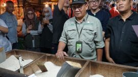 Direktur Pengawasan Penerapan Standar Keamanan Pangan Bapanas Anas Yalitoba di Pasar Suryakencana, Bogor. (Dok. Tim Komunikasi Bapanas)