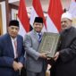 Menteri Pertahanan (Menhan) RI Prabowo Subianto menerima kunjungan dari Grand Syekh atau Imam Besar Al Azhar Mesir, Ahmed Al Tayeb di Kementerian Pertahanan. (Dok. Tim Media Prabowo)