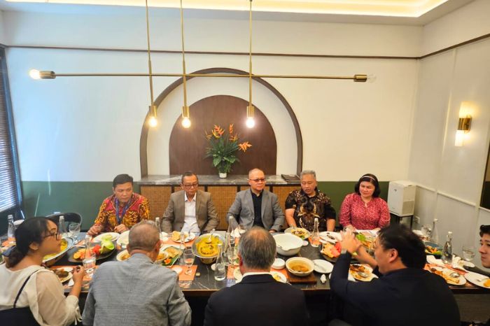 Foto : Ketua Badan Nasional Sertifikasi Profesi (BNSP), bersama Komisioner BNSP Adi Mahfudz, dan perwakilan dari Kementerian Ketenagakerjaan (Kemnaker) sedang menerima kunjungan dari TOYO Work Group Company, Ltd. (9/8/24).(Doc.Ist)