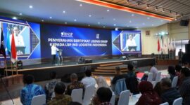 Foto : Ketua BNSP, Syamsi Hari, menyerahkan Sertifikat Lisensi kepada LSP IND Logistik Indonesia  di Bandung, 14 Agustus 2024, sekaligus menandai pengesahan resmi LSP dalam bidang Pos dan Logistik, didukung oleh PT Pos Indonesia dan ASPERINDO. (Doc.Ist)