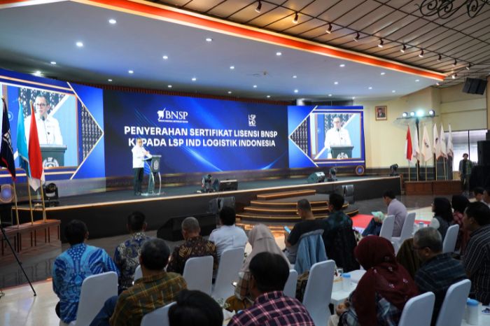 Foto : Ketua BNSP, Syamsi Hari, menyerahkan Sertifikat Lisensi kepada LSP IND Logistik Indonesia  di Bandung, 14 Agustus 2024, sekaligus menandai pengesahan resmi LSP dalam bidang Pos dan Logistik, didukung oleh PT Pos Indonesia dan ASPERINDO. (Doc.Ist)