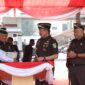 Foto : Ketua BNSP menunjukkan LSP kepada Jaksa Agung Burhanuddin, disaksikan Wakil Jaksa Agung Feri Wibisono dan Kabadiklat Rudi Margono. (Doc.Ist)
