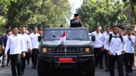 Presiden RI ke-8 Prabowo Subianto menaiki kendaraan Maung bersama Menteri Pertahanan Sjafrie Sjamsoeddin. (Dok. Tim Meida Prabowo)