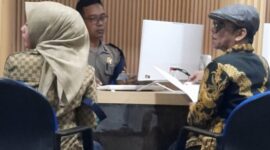 Korban pencemaran nama baik Astri Febrian Syamsir dan Kuasa Hukum Kakiptra Ampera SH LLM di Polda Metro Jakarra. (Dok. Kapitra Ampera Law Office)

