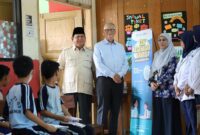 Presiden RI Prabowo Subianto dan tokoh filantropi dunia sekaligus pendiri Microsoft Bill Gates di SDN Jati 03 Pulogadung, Jakarta Timur. (Dok. Tim Media Prabowo)