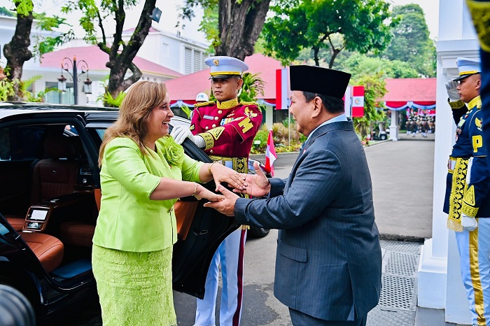 Presiden Prabowo menyambut Presiden Boluarte dengan upacara kenegaraan penuh simbol di Istana Merdeka. (Facebook.com @Setkab RI)
