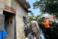 Warga Bogor bergotong royong memperbaiki rumah yang rusak akibat angin kencang pada awal Agustus 2025. (Dok. BPBD Kabupaten Bogor)