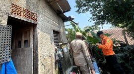 Warga Bogor bergotong royong memperbaiki rumah yang rusak akibat angin kencang pada awal Agustus 2025. (Dok. BPBD Kabupaten Bogor)