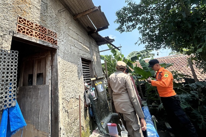 Warga Bogor bergotong royong memperbaiki rumah yang rusak akibat angin kencang pada awal Agustus 2025. (Dok. BPBD Kabupaten Bogor)