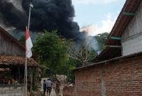 Api masih menyala di sumur minyak ilegal Blora meski tim gabungan berusaha memadamkan. (Dok. Tangkapan layar video)
