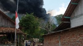 Api masih menyala di sumur minyak ilegal Blora meski tim gabungan berusaha memadamkan. (Dok. Tangkapan layar video)
