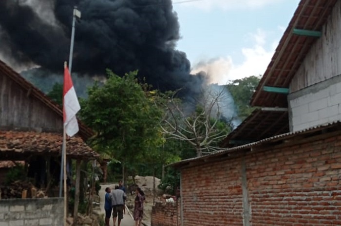 Api masih menyala di sumur minyak ilegal Blora meski tim gabungan berusaha memadamkan. (Dok. Tangkapan layar video)
